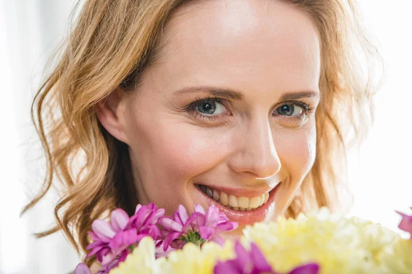 Woman holding bouquet — Stock Photo