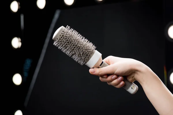Mão feminina com escova de cabelo — Fotografia de Stock