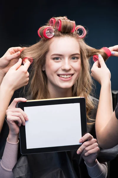 Frau zeigt digitales Tablet — Stockfoto