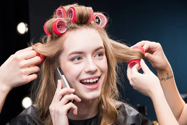 Donna che parla su smartphone — Foto stock