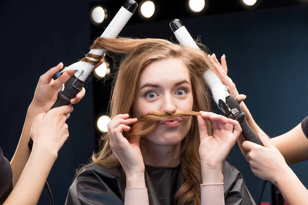 Jeune femme dans un salon de beauté — Photo de stock