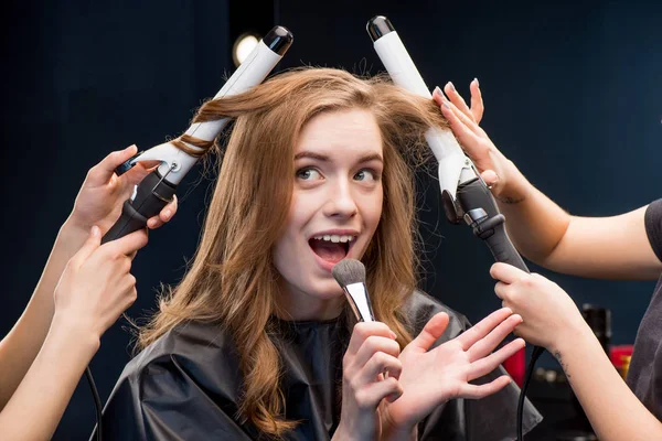 Jeune femme dans un salon de beauté — Photo de stock