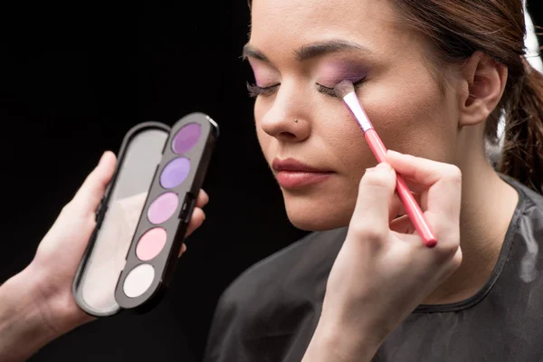 Make-up artist applying eyeshadow — Stock Photo
