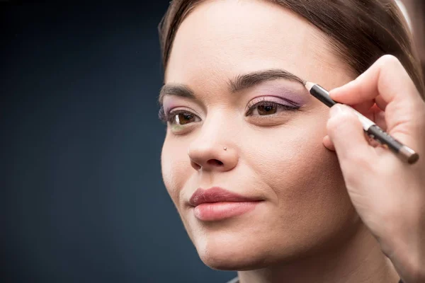 Femme dessinant une forme de sourcil — Photo de stock