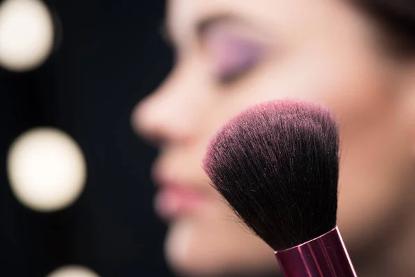 Make-up brush with blusher — Stock Photo