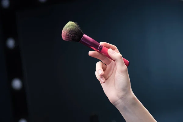 Brosse de maquillage à la main — Photo de stock