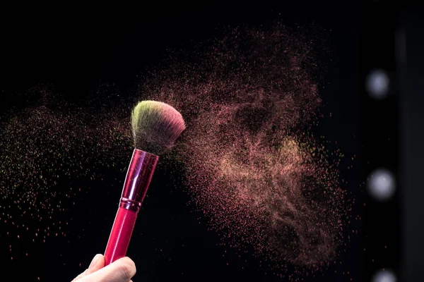 Brosse de maquillage avec explosion de poudre — Photo de stock