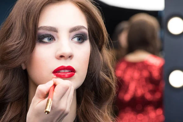 Mujer Aplicando Maquillaje - foto de stock