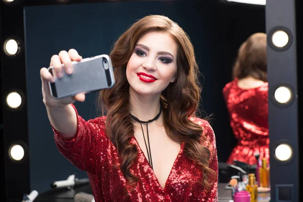 Mujer haciendo selfie - foto de stock