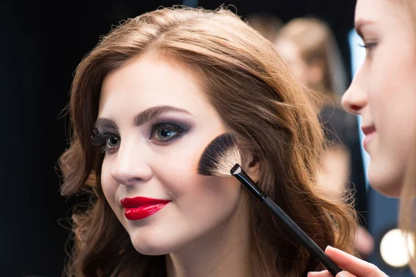 Woman applying make-up — Stock Photo