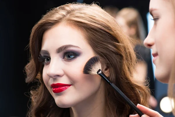 Donna che applica il trucco — Foto stock