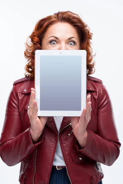 Mujer con tablet digital - foto de stock