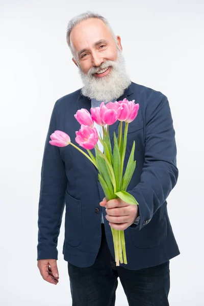 Seniorchef mit Tulpen — Stockfoto