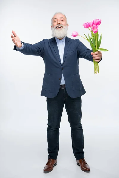 Старший чоловік з тюльпанами — стокове фото