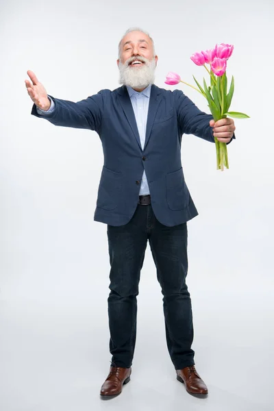 Hombre mayor con tulipanes - foto de stock