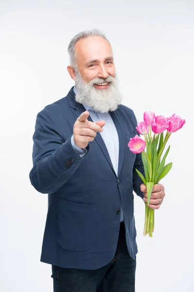 Hombre mayor con tulipanes - foto de stock