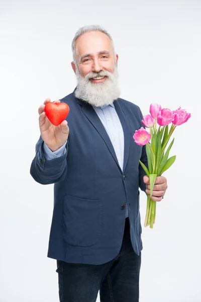 Seniorchef mit Tulpen — Stockfoto