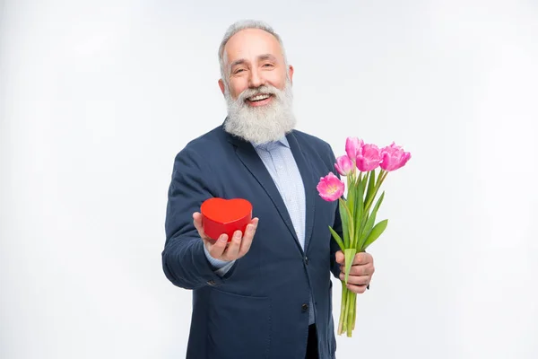 Seniorchef mit Tulpen — Stockfoto