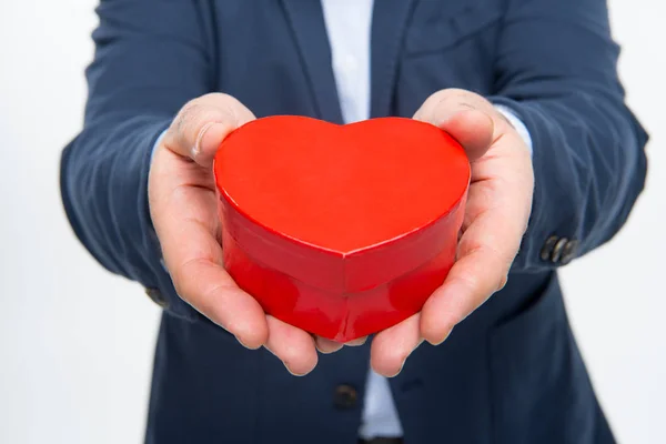 Hombre sosteniendo caja de regalo - foto de stock