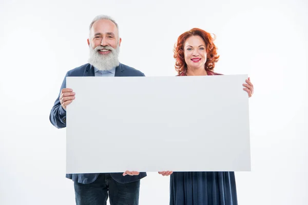 Pareja sosteniendo tarjeta en blanco - foto de stock