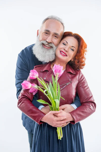 Hombre presentando flores a la mujer - foto de stock