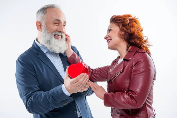 Mature couple with gift box — Stock Photo