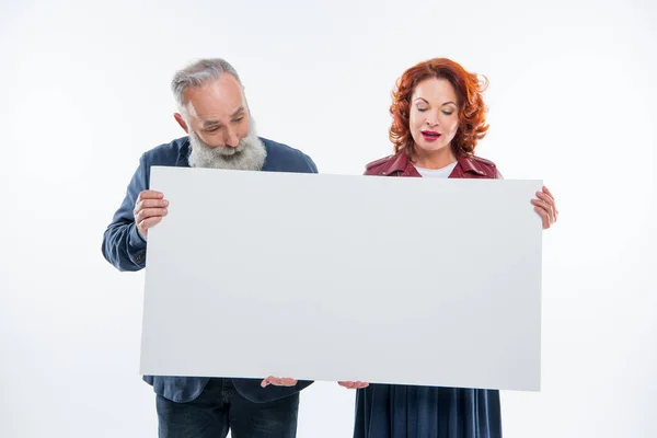 Pareja sosteniendo tarjeta en blanco - foto de stock