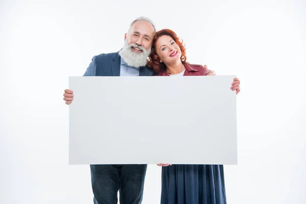 Pareja sosteniendo tarjeta en blanco - foto de stock