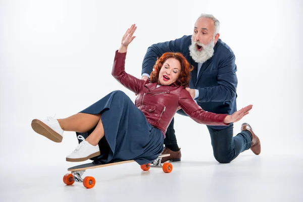 Parejas maduras con monopatín - foto de stock