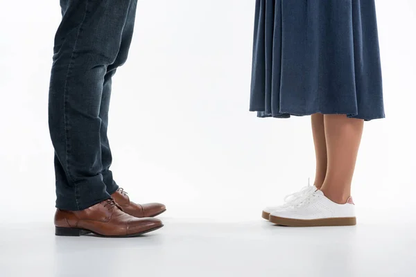 Las piernas del hombre y la mujer - foto de stock