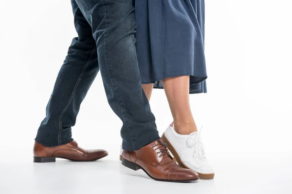 Las piernas del hombre y la mujer - foto de stock