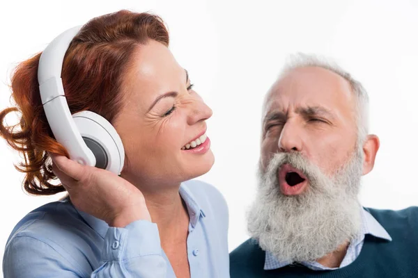 Couple mature avec écouteurs — Photo de stock