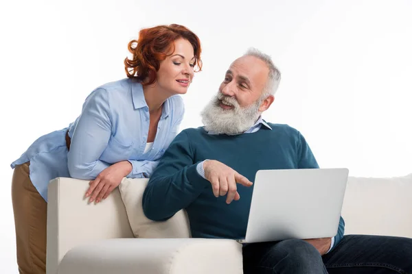 Pareja madura usando laptop - foto de stock