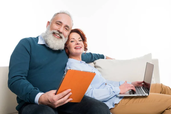 Pareja usando portátil y tableta digital - foto de stock