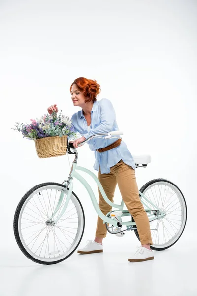 Femme avec panier de fleurs — Photo de stock