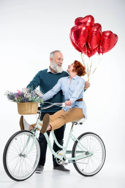 Casal maduro com bicicleta — Fotografia de Stock