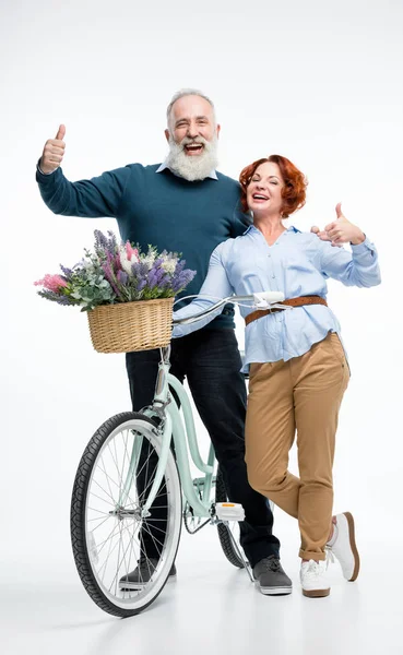 Couple mature avec vélo — Photo de stock