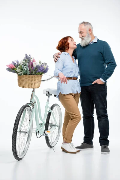 Casal maduro com bicicleta — Fotografia de Stock