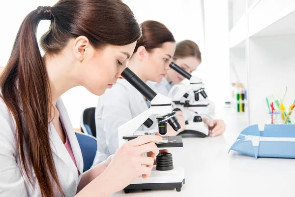 Young female scientists — Stock Photo