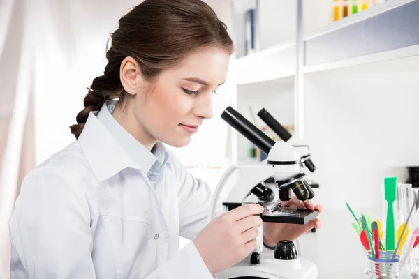Cientista que trabalha com microscópio — Fotografia de Stock