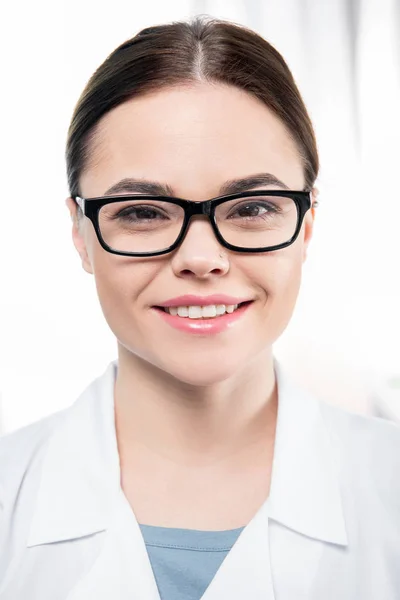 Mujer sonriente en gafas graduadas - foto de stock