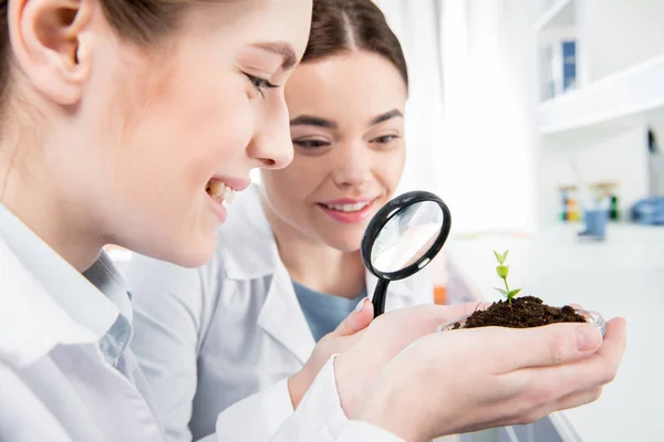 Junge Wissenschaftlerinnen — Stockfoto