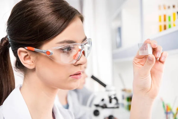 Científica en laboratorio - foto de stock