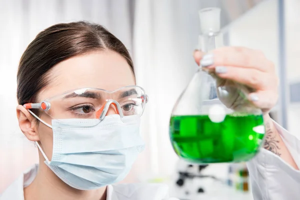 Cientista feminina em laboratório — Fotografia de Stock