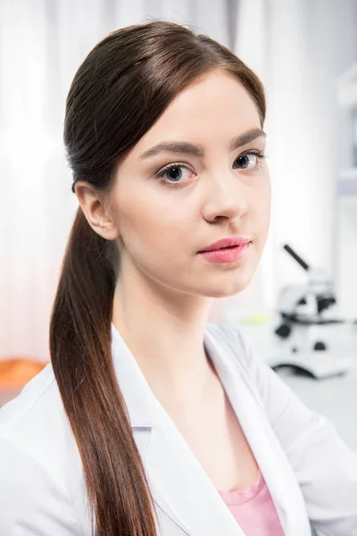 Jovem cientista feminina — Fotografia de Stock