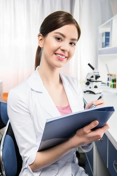 Femme scientifique en laboratoire — Photo de stock