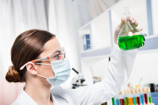 Cientista feminina em laboratório — Fotografia de Stock