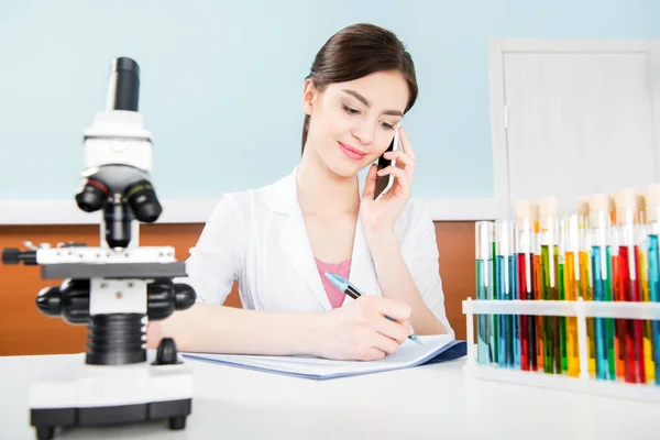 Femme scientifique en laboratoire — Photo de stock