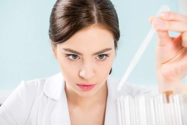 Scientist making experiment — Stock Photo