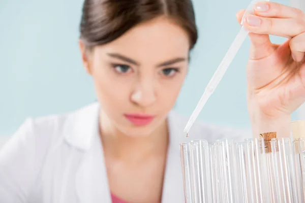 Scientist making experiment — Stock Photo